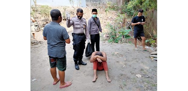 Pria asal Garum Blitar Nekat Lompat ke Sungai dari Atas Jembatan Pria asal Garum Blitar Nekat Lompat ke Sungai dari Atas Jembatan