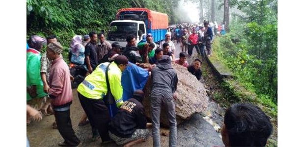 Longsor di Pronojiwo, Akses Jalur Lumajang – Malang Ditutup Longsor di Pronojiwo, Akses Jalur Lumajang – Malang Ditutup
