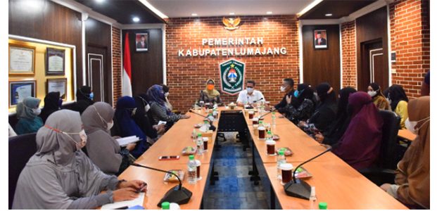 Ajak Rapikan Baju Sumbangan Untuk Korban Semeru, Wabup Lumajang Undang Pengusaha Laundry Ajak Rapikan Baju Sumbangan Untuk Korban Semeru, Wabup Lumajang Undang Pengusaha Laundry