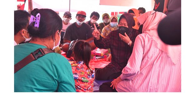Di Pengungsian Korban Erupsi Semeru, Mensos Risma Ajak Anak-Anak Main dan Bernyanyi Di Pengungsian Korban Erupsi Semeru, Mensos Risma Ajak Anak-Anak Main dan Bernyanyi
