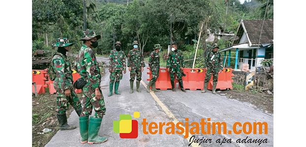 Cegah Warga Selfie di Zona Merah Semeru, Pasukan TNI Ditempatkan di Sejumlah Titik Cegah Warga Selfie di Zona Merah Semeru, Pasukan TNI Ditempatkan di Sejumlah Titik
