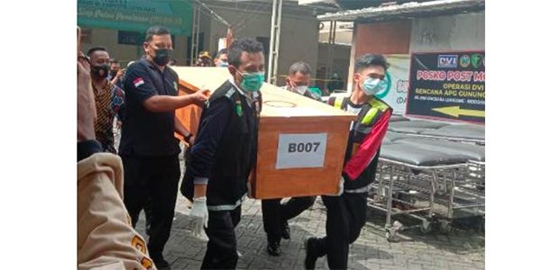 Tim DVI Polda Jatim Kembali Identifikasi 5 Jenazah Korban Erupsi Semeru Tim DVI Polda Jatim Kembali Identifikasi 5 Jenazah Korban Erupsi Semeru