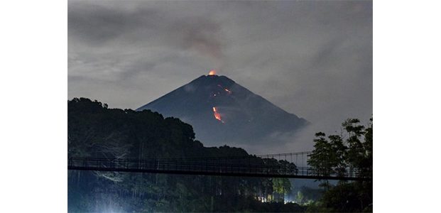 4 Kali Luncurkan Lava Pijar, Gunung Semeru Berstatus Waspada 4 Kali Luncurkan Lava Pijar, Gunung Semeru Berstatus Waspada