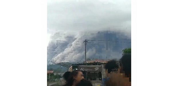 Semeru Erupsi, 5 Kecamatan di Lumajang Hujan Abu Semeru Erupsi, 5 Kecamatan di Lumajang Hujan Abu