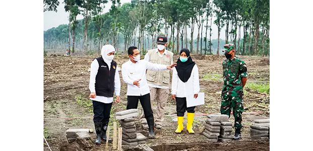 Gubernur Tinjau Pembangunan Huntara Bagi Warga Terdampak Semeru di Sumbermujur Lumajang Gubernur Tinjau Pembangunan Huntara Bagi Warga Terdampak Semeru di Sumbermujur Lumajang