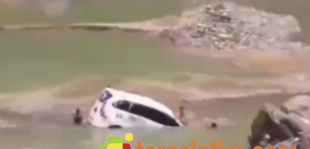Kecelakaan di Jalur Ponorogo-Pacitan, Xenia Putih Terjun Bebas ke Sungai Kecelakaan di Jalur Ponorogo-Pacitan, Xenia Putih Terjun Bebas ke Sungai