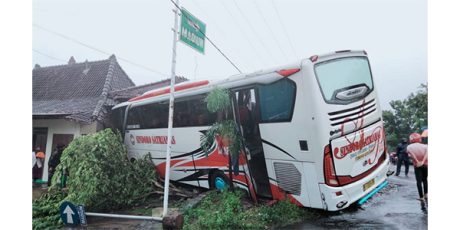 Hujan Deras, Bus Besar Nyelonong ke Rumah Warga di Magetan