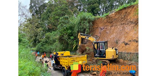 Diguyur Hujan Deras, Jalur Tembus Telaga Sarangan Menuju Tawangmangu Tertutup Longsor Diguyur Hujan Deras, Jalur Tembus Telaga Sarangan Menuju Tawangmangu Tertutup Longsor