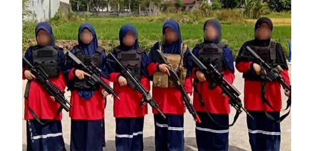 Viral Santriwati di Magetan Tenteng Senjata Laras Panjang, Ini Kata Polisi dan Pihak Ponpes Viral Santriwati di Magetan Tenteng Senjata Laras Panjang, Ini Kata Polisi dan Pihak Ponpes