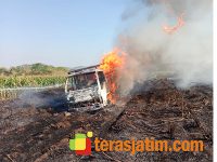 Truk Terbakar, Kobaran Api Sambar Lahan Tebu di Ngariboyo Magetan