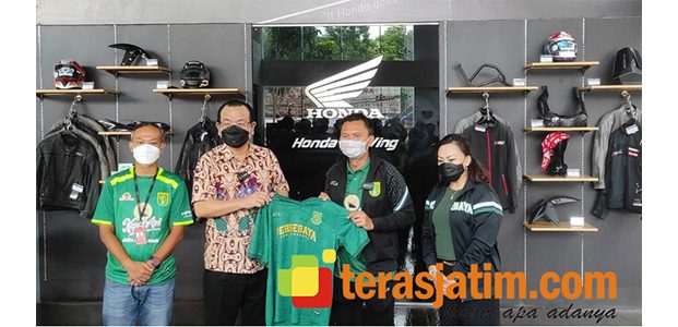 MPM Honda Jatim dan Persebaya Serahkan Hasil Lelang Dukung Vaksinasi Covid-19 MPM Honda Jatim dan Persebaya Serahkan Hasil Lelang Dukung Vaksinasi Covid-19