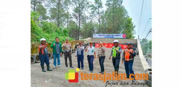 Gencarkan Himbauan #Cari_Aman Berkendara di Jalur Tanjakan Wisata Pacet Gencarkan Himbauan #Cari_Aman Berkendara di Jalur Tanjakan Wisata Pacet