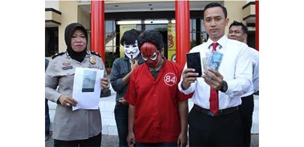 Buka Bisnis Esek-Esek Lewat FB, Pria Beranak Dua ini Dicokok Polisi Buka Bisnis Esek-Esek Lewat FB, Pria Beranak Dua ini Dicokok Polisi