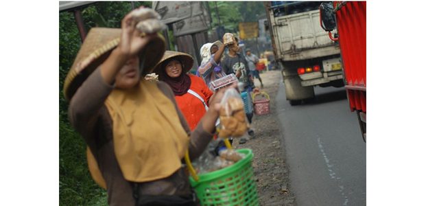 Jalur Babat – Bojonegoro Macet Panjang, Omzet Asongan Malah Menurun Jalur Babat – Bojonegoro Macet Panjang, Omzet Asongan Malah Menurun
