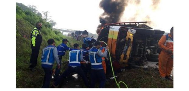 Elf Tabrak Truk dan Terbakar di Tol Saradan Madiun, 3 Orang Tewas Seketika Elf Tabrak Truk dan Terbakar di Tol Saradan Madiun, 3 Orang Tewas Seketika