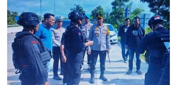 Ada Paket Misterius di Exit Tol Dumpil, Polres Madiun Turunkan Tim Gegana Ada Paket Misterius di Exit Tol Dumpil, Polres Madiun Turunkan Tim Gegana