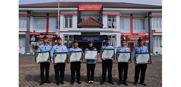 Gagalkan Penyelundupan Narkotika, 8 Pegawai Lapas di Madiun Dapat Penghargaan Gagalkan Penyelundupan Narkotika, 8 Pegawai Lapas di Madiun Dapat Penghargaan