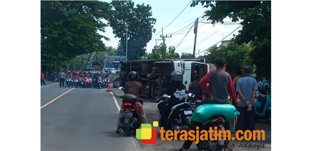 Muatan Over Dimensi, Tronton Angkut Rosok Terguling di Madiun Muatan Over Dimensi, Tronton Angkut Rosok Terguling di Madiun