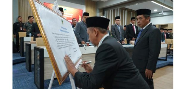 Komitmen Anti Korupsi, Seluruh Pejabat Pemkab Madiun Teken Pakta Integritas Komitmen Anti Korupsi, Seluruh Pejabat Pemkab Madiun Teken Pakta Integritas