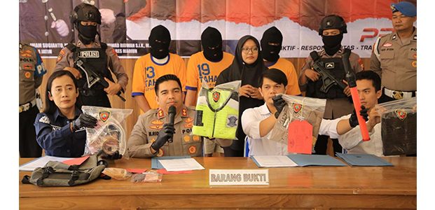 Perampokan Truk Rokok di Madiun Terungkap, 3 Pelaku Ditangkap, 6 Pelaku Lain Buron Perampokan Truk Rokok di Madiun Terungkap, 3 Pelaku Ditangkap, 6 Pelaku Lain Buron