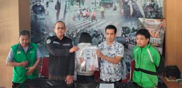 Tipu Sejumlah Driver Ojol di Kota Madiun, Wanita Muda asal Surakarta ini Diciduk Polisi Tipu Sejumlah Driver Ojol di Kota Madiun, Wanita Muda asal Surakarta ini Diciduk Polisi