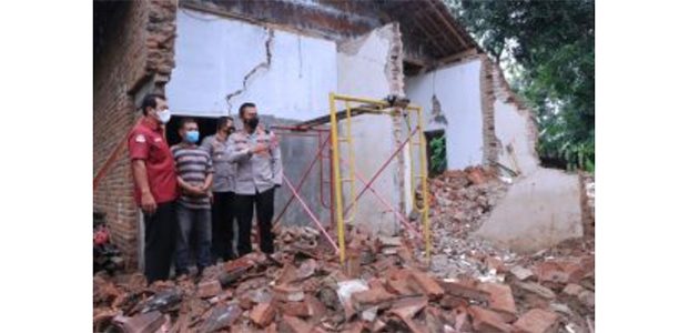 Kapolres Madiun Sambangi Rumah Salah Satu Jurnalis Korban Angin Puting Beliung Kapolres Madiun Sambangi Rumah Salah Satu Jurnalis Korban Angin Puting Beliung