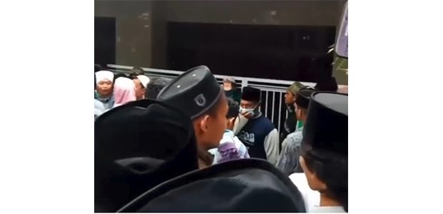 Pasca Didemo Massa, Rumah Ibunda Mahfud MD di Pamekasan Dijaga Banser Pasca Didemo Massa, Rumah Ibunda Mahfud MD di Pamekasan Dijaga Banser