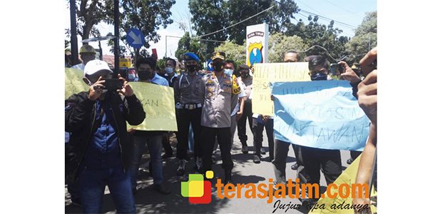 Tuntut Pelaku Kekerasan Terhadap Jurnalis Diusut, Puluhan Wartawan Datangi Mapolres Bangkalan Tuntut Pelaku Kekerasan Terhadap Jurnalis Diusut, Puluhan Wartawan Datangi Mapolres Bangkalan