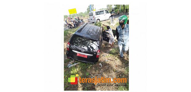 Mobil Dinas Plat Merah Nyungsep ke Sawah di Akses Suramadu Mobil Dinas Plat Merah Nyungsep ke Sawah di Akses Suramadu