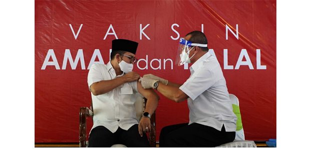 Bupati Ra Latif Orang Pertama di Bangkalan Yang Divaksin Covid-19 Bupati Ra Latif Orang Pertama di Bangkalan Yang Divaksin Covid-19