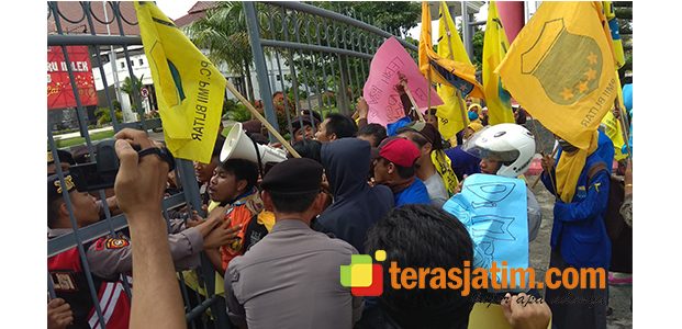 Aksi Mahasiswa di DPRD Blitar Diwarnai Aksi Dorong dengan Polisi Aksi Mahasiswa di DPRD Blitar Diwarnai Aksi Dorong dengan Polisi