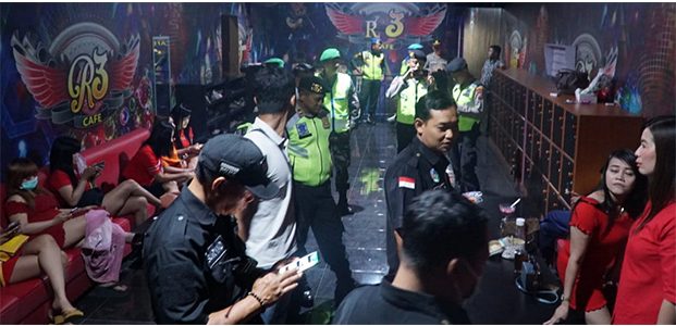 Malam Minggu, Aparat Gabungan di Kota Blitar Razia Sejumlah Tempat Hiburan Malam Minggu, Aparat Gabungan di Kota Blitar Razia Sejumlah Tempat Hiburan