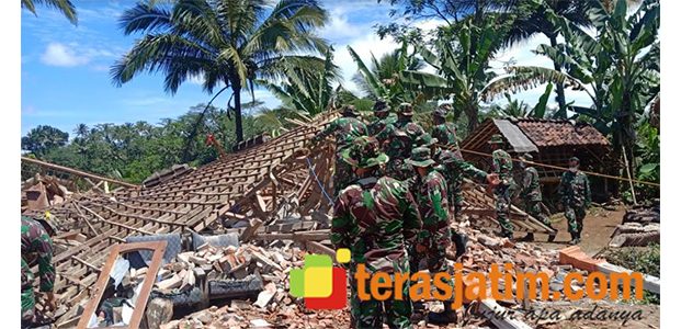Pasca Gempa di Malang, Ratusan Personil TNI Bersihkan Puing Bangunan Yang Ambruk Pasca Gempa di Malang, Ratusan Personil TNI Bersihkan Puing Bangunan Yang Ambruk