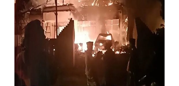 Mapolsek Tambelangan Sampang Dibakar Massa Mapolsek Tambelangan Sampang Dibakar Massa