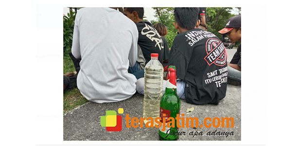 Marak Corona, 11 ABG di Lamongan ini Malah Rayakan Ultah di Area TPA Marak Corona, 11 ABG di Lamongan ini Malah Rayakan Ultah di Area TPA