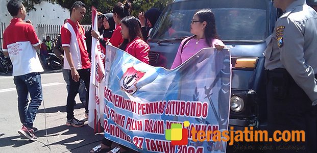 Massa Tuntut Bupati Situbondo Menutup Seluruh Lokalisasi Prostitusi Massa Tuntut Bupati Situbondo Menutup Seluruh Lokalisasi Prostitusi