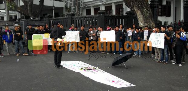 Massa Tuntut Pemprov Turun Tangan Terkait Pembunuhan Petani Lumajang Massa Tuntut Pemprov Turun Tangan Terkait Pembunuhan Petani Lumajang