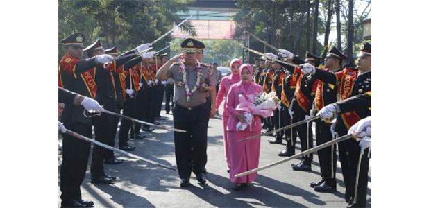 Masuki Mapolda Jatim, Irjen Luki Disambut Pedang Pora Masuki Mapolda Jatim, Irjen Luki Disambut Pedang Pora