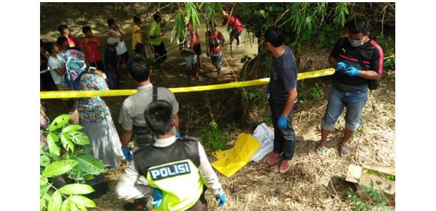 Warga Pejok Bojonegoro, Temukan Mayat Bayi Perempuan di Pinggir Sungai Warga Pejok Bojonegoro, Temukan Mayat Bayi Perempuan di Pinggir Sungai