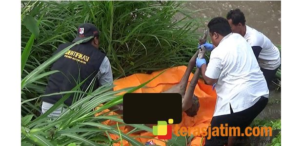 Mayat Wanita Tanpa Busana Ditemukan Terseret Banjir Sungai Tremas Mayat Wanita Tanpa Busana Ditemukan Terseret Banjir Sungai Tremas