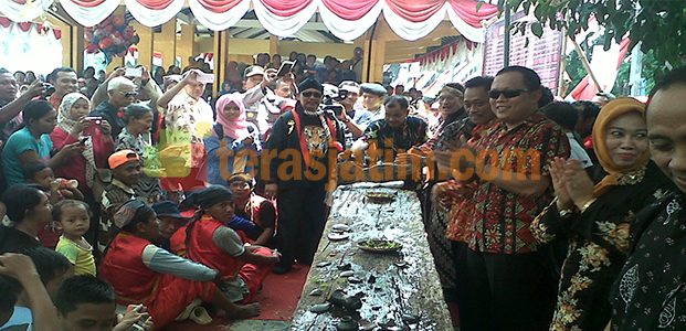 Bojonegoro, Si-Mbah Balok Pindah Tempat di Alun-Alun Kota Bojonegoro, Si-Mbah Balok Pindah Tempat di Alun-Alun Kota