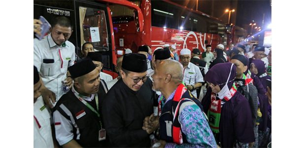Menag Lukman Saifuddin Lepas Kepulangan Jemaah Kloter Perdana ke Tanah Air Menag Lukman Saifuddin Lepas Kepulangan Jemaah Kloter Perdana ke Tanah Air