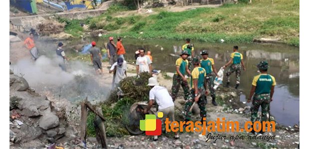Menarmed Kostrad Bantu Warga Jodipan Malang Bersih-Bersih Sungai Brantas Menarmed Kostrad Bantu Warga Jodipan Malang Bersih-Bersih Sungai Brantas