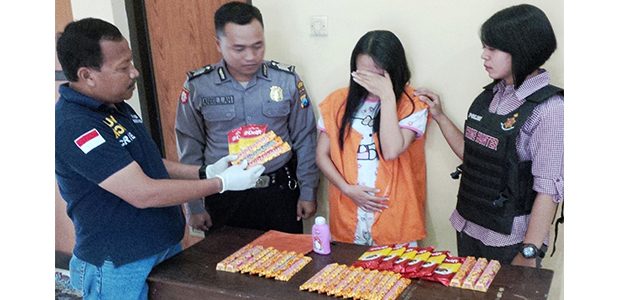 Mengaku Ditelantarkan Suami, SPG Cantik Nekat Curi Puluhan Cokelat Mengaku Ditelantarkan Suami, SPG Cantik Nekat Curi Puluhan Cokelat