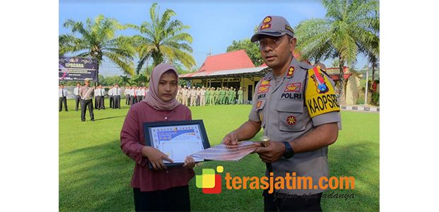 Meninggal Saat Tugas Pemilu, Keluarga Linmas di Blitar Dapat Penghargaan Meninggal Saat Tugas Pemilu, Keluarga Linmas di Blitar Dapat Penghargaan