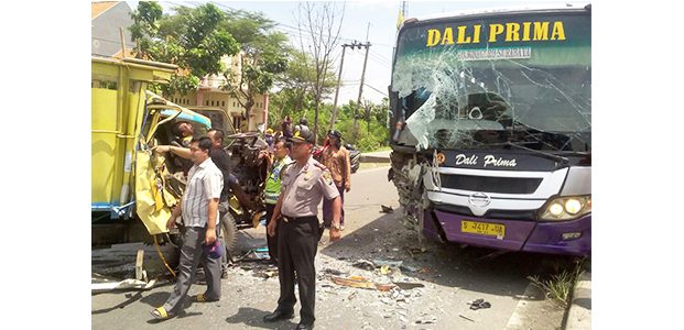 Menyerobot Jalur dan Melawan Arus, Bus Dali Prima Tabrak Truk di Duduk Sampeyan Menyerobot Jalur dan Melawan Arus, Bus Dali Prima Tabrak Truk di Duduk Sampeyan