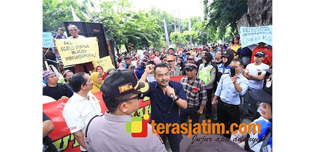 Merasa Dibatasi, Ratusan PKL Kawasan GOR Geruduk DPRD Sidoarjo Merasa Dibatasi, Ratusan PKL Kawasan GOR Geruduk DPRD Sidoarjo