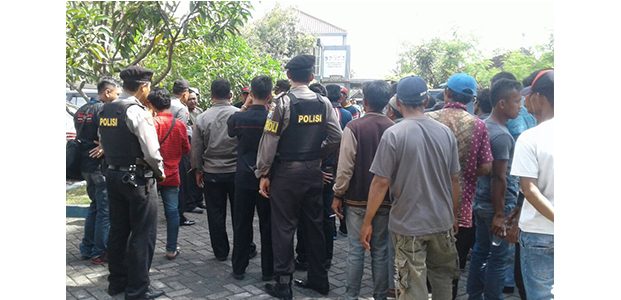 Merasa Dicurangi, Calon Kades dan Pendukungnya Geruduk Kantor Dinas PMD Bojonegoro Merasa Dicurangi, Calon Kades dan Pendukungnya Geruduk Kantor Dinas PMD Bojonegoro
