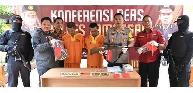 Miliki Senjata Api Ilegal, 2 Warga Sambeng Lamongan Diciduk Polisi Miliki Senjata Api Ilegal, 2 Warga Sambeng Lamongan Diciduk Polisi