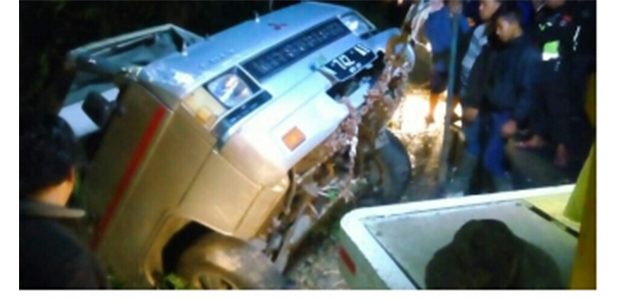 Minibus Sarat Penumpang Terjun ke Jurang di Raya Payung Batu Minibus Sarat Penumpang Terjun ke Jurang di Raya Payung Batu